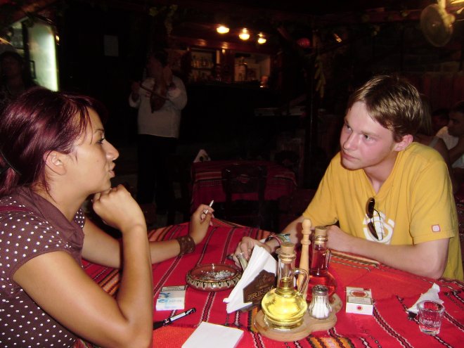 Bas en de Macedonische Manuela in het authentieke Bulgaarse restaurant