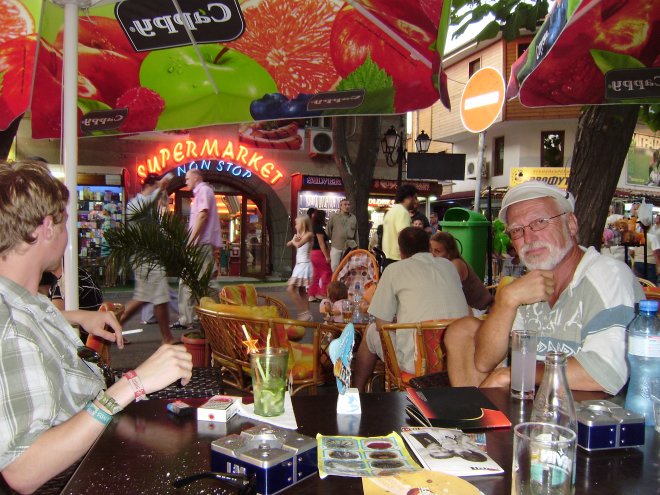 We zitten uren op een terras naar de voorbij drommende toeristen te kijken