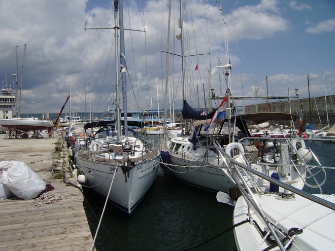 Jachthaventje van Varna. Rechts Dulce en daarnaast zie je de hoge zeewering. Het blauwe gebouw op de achtergond is het havenkantoor