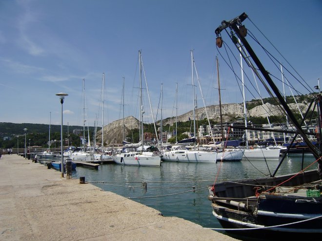 Dulce in de haven van Balchik. Boven het stadje de witte klifwanden van kalksteen