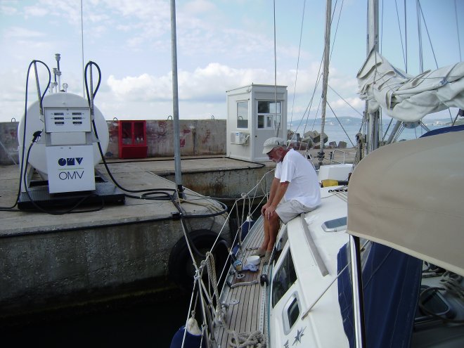 We tanken bij de bunkerkade, omdat de slang niet erg lang is, liggen we wat vreemd afgemeerd