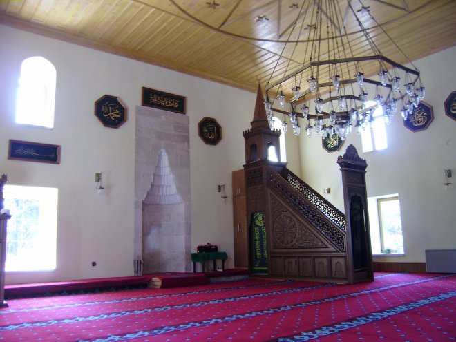 Interieur van de gerestaureerde Esmahan Sultan moskee in Mangalia