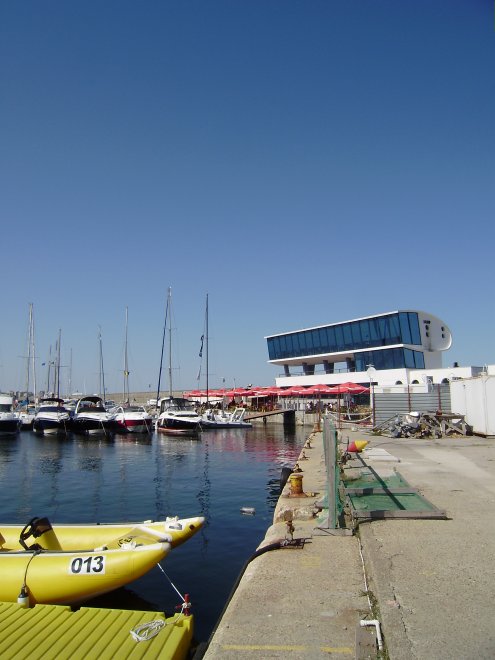 Het futuristische restaurant aan de jachtenkade in Port Tomis, Constanţa