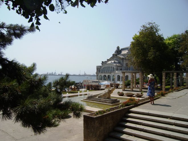 Langs de boulevard staat een prachtig Casino in art nouveau stijl, leeg en verwaarloosd