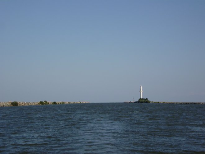 Na de invaart van de Sulina arm van de Donau varen we tussen kilometerslange strekdammen door