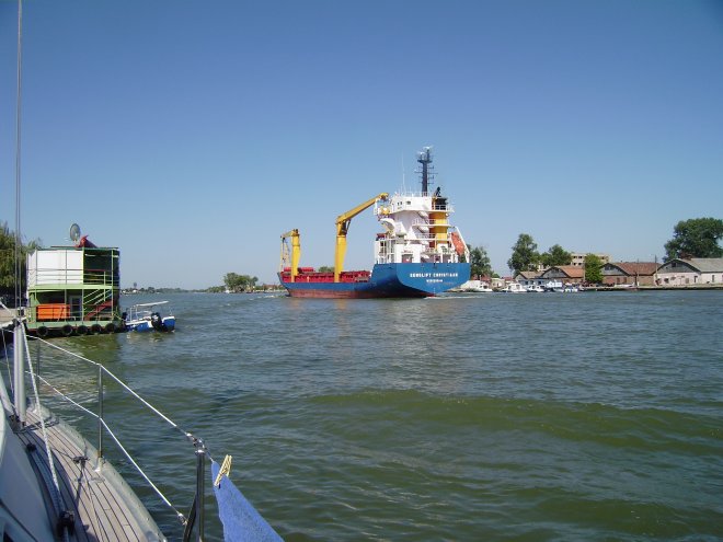 Afgemeerd in Sulina. Stroomopwaarts vaart de Eemslift Christiaan uit Werkendam ons voorbij