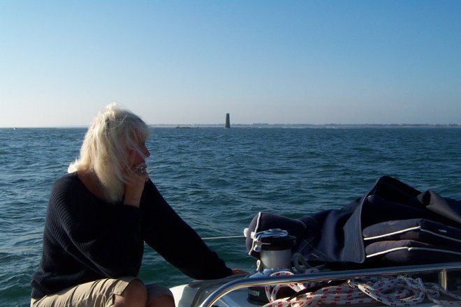 Met zes knopen zeilend langs het Île d´Oleron naar het zuiden. Helaas voor korte duur, na een uur valt de wind helemaal weg