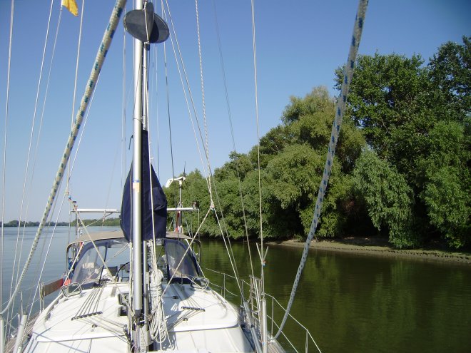 Geankerd voor de nacht langs Malyi Daller eiland