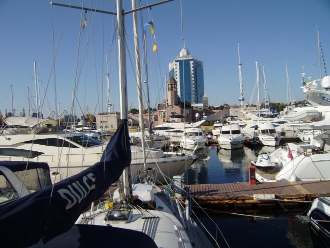 Dulce in de TCF Nautical Club Odessa. Midden achter het kerkje en het hoge Hotel Odessa