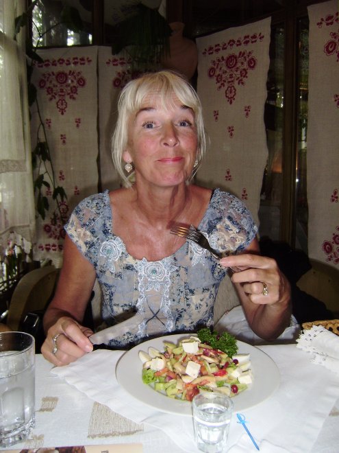 Ans geniet van een traditioneel Oekraïense salade met zure paddestoelen en bessen