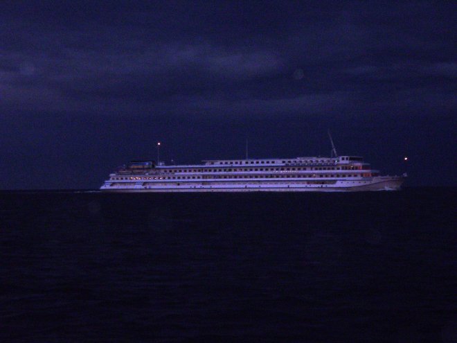 In de avond loopt het cruiseschip T.G.Shevchenko ons op