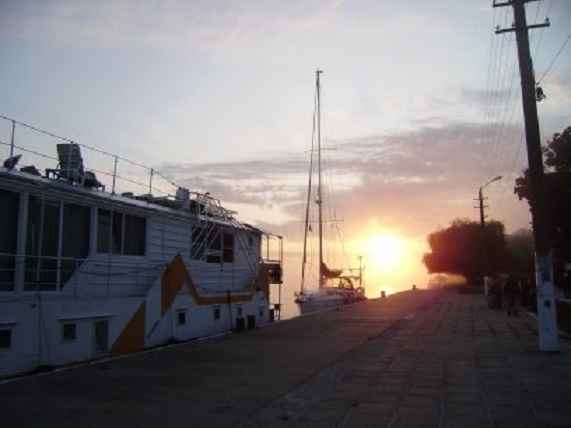Ochtendmist in Sulina. Voor ons ligt een varend hotel aan de kade