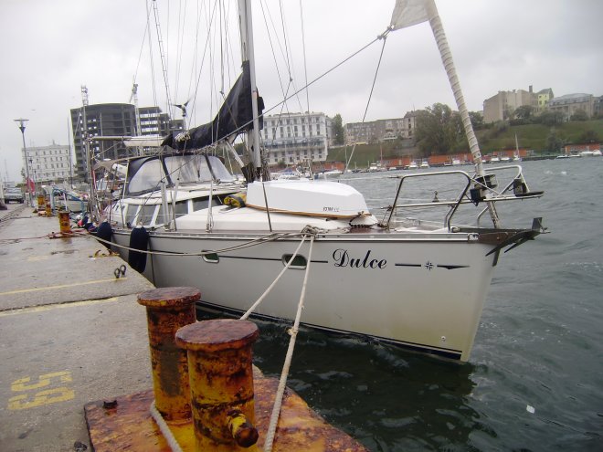 Het is even wat lichter. Tussen twee buien in maak ik een foto van de boot.