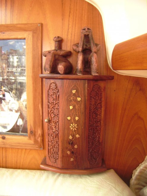 De twee replica´s van  de 7000 jaar oude beeldjes uit de Hamangia cultuur op het kastje uit de Grote Bazar van Istanboel in onze kajuit