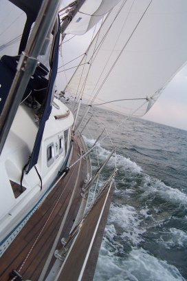 We zeilen twee uur lang ruim 8 knopen met ruime wind langs Les Landes