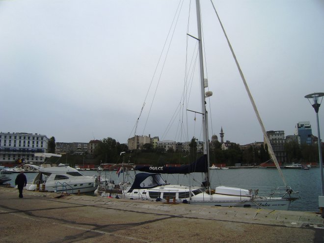 Dulce op zondagochtend aan de kade van Port Tomis, Constantsa. Rechts van de mast zie je de Mahmudiye moskee en zijn minaret
