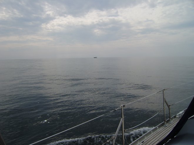 Dit bootje lag lang op onze koers. Tenslotte bleek het een gewoon visserstrawlertje