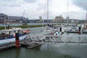 Dulce in de haven van Anglet aan de rivier de Adour. Aan de overkant het industrieterrein