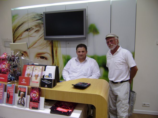 Met Fatih Alp in het filiaal van Vodafone