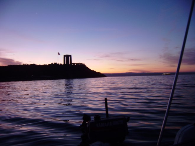 Ochtendgloren boven de monding van de Dardanellen. Wie goed kijkt ziet nog juist rechts een verlicht cruiseschip binnenvaren