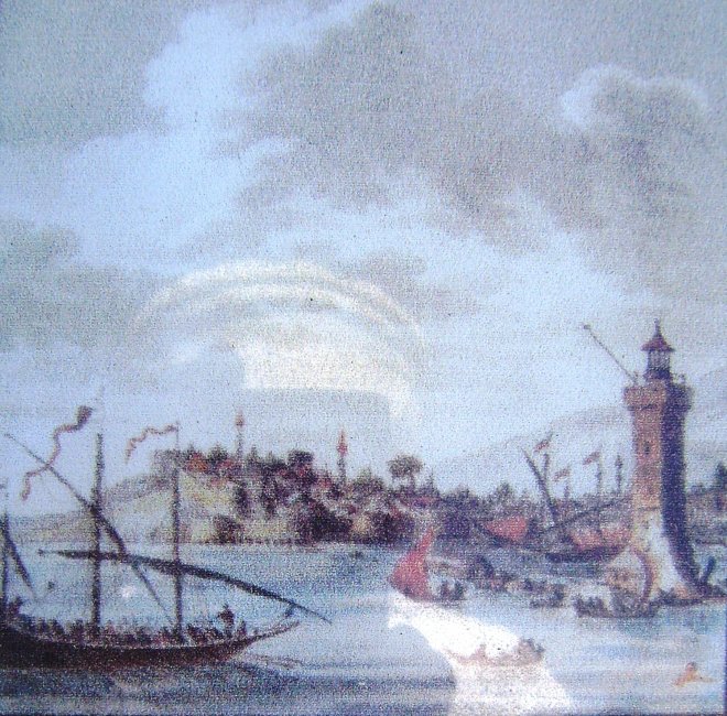 Gezicht op de noordelijke haven van Mytilene. Gouffier 1782. Hier is de haven nog intact. Een Ottomaanse galei vaart binnen. Rechts de vuurtoren die er nu niet meer is, Op de achtergond de Genuees-Ottomaanse burcht. Zie de mooie spitse minaretten