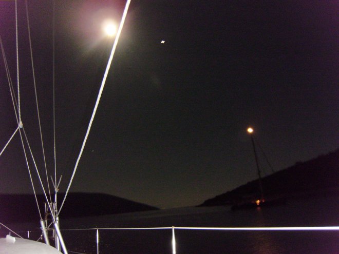 Geankerd in de baai van Kirkdilim zien we de maan in conjunctie met welke planeet? (l)  Rechts het ankerlichtje van een ander jacht