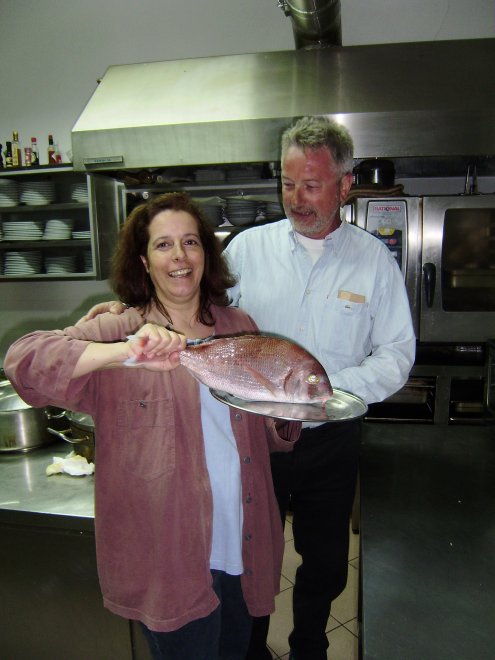 Frans Roubos in de keuken met Theodora en de rode snapper (?) die ze voor ons gaat grillen
