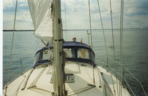 September 1996: eerste aarzelend rondje Hollands Diep. Aan het roer oudste zoon Rommert, toen 9 jaar.