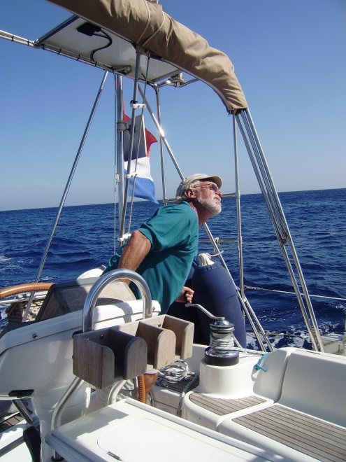 Met windkracht 6 op de poepert ronden we kaap Exopétra, de oostkaap van het eiland Astipálaia