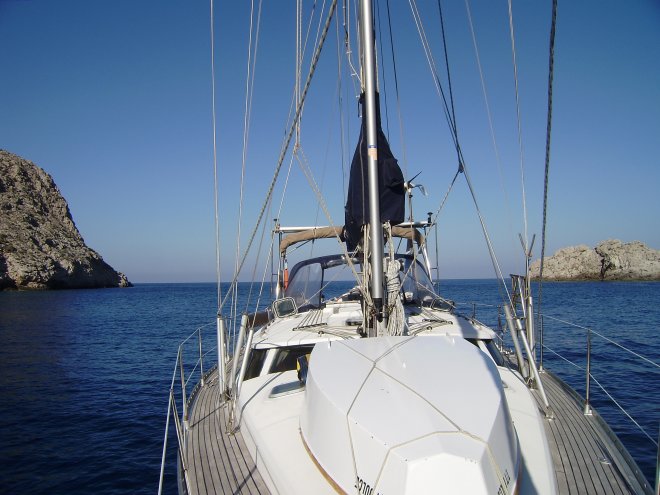 Geankerd met voor- en achteranker in het kommetje aan de zuidoostkant van het eilandje Sofráno. De foto toont de uitgang die naar het noordoosten open ligt