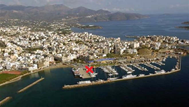 Luchtfoto (van de website van de marina) in noordelijke richting van de marina. Wij liggen links aan de binnenkant van de betonnen kade, met de kont naar de kant bij het rode kruisje. Links een zwemstrandje