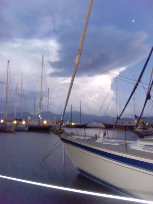 Een niet volledig geslaagde poging om het weerlichten in de wolken in het zuiden vast te leggen