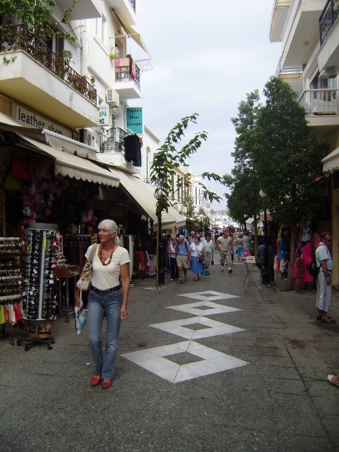 De 28e oktoberstraat in het centrum van Áyios Nikólaos