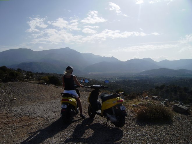 Vanaf de bergpas kijken we neer op de hoogvlakte van Lassithi