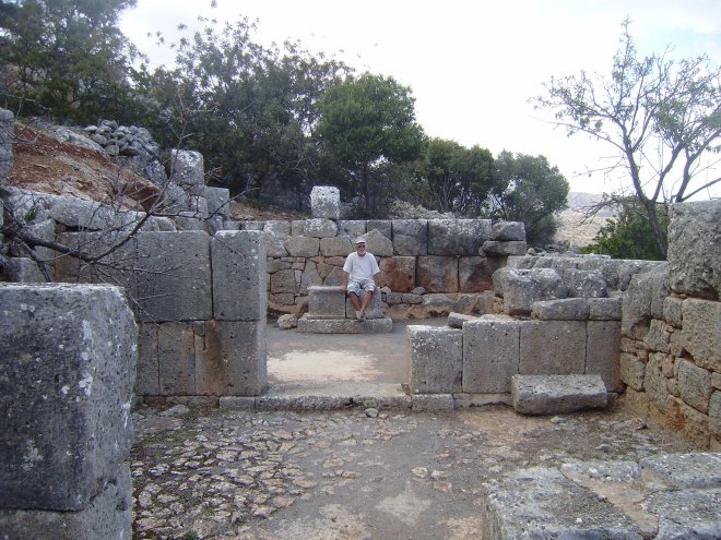Ik zit te peinzen op de altaarstenen van een tempel in het oude Lato