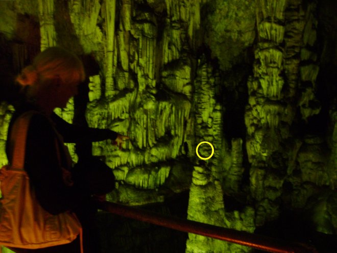 Lassithi Plateau. De druipsteengrot van Dikti, waar volgens de mythen Zeus geboren werd. Ans herkent een gezicht in een stalagmiet (gele cirkel)