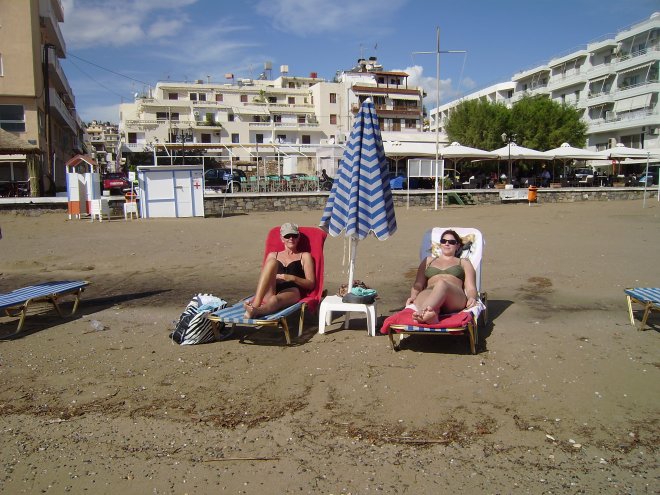 Eindelijk schijnt de zon. Ans en Tessa op het strandje naast de kade