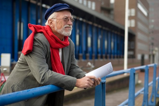 Bij het gerechtsgebouw in Almelo. Foto in Tubantia van Lenneke Verbeek