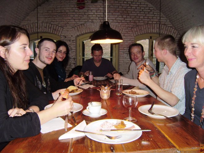 Buffet in Fort Vuren. Vlnr. Tessa, Rommert, Barbara, Michel, Jeffrey, Bas en Ans