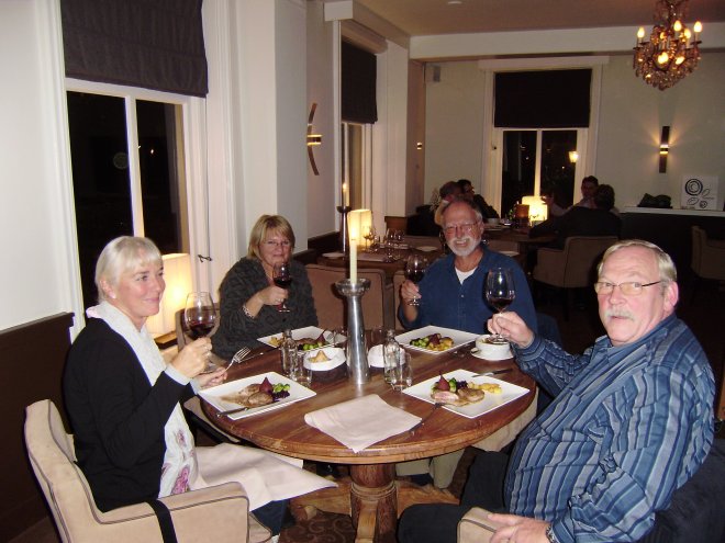 In restaurant De Middenhof. Vlnr. Ans, Tine, Tom en Paul