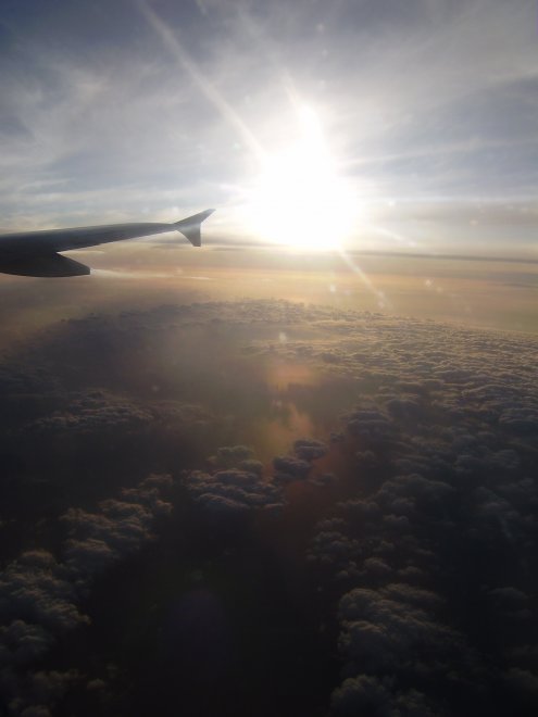 De koperkleurige zee onder de wolken tussen Athene en Kreta
