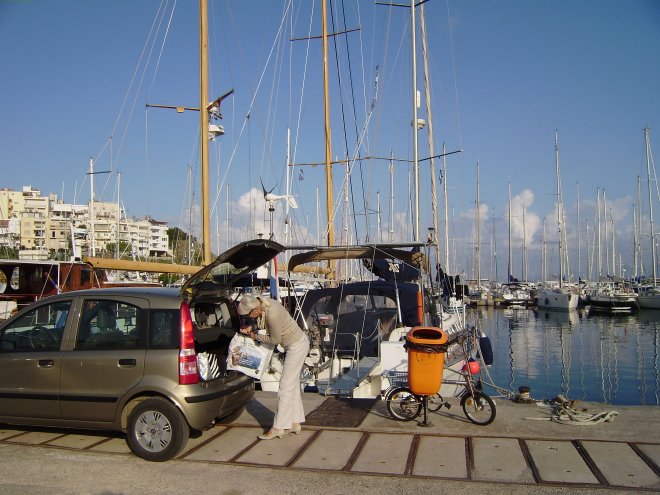 Met het huurautootje halen we boodschappen