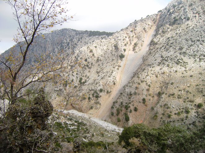 De kloof waardoor het Katharo Plateau afwatert naar Lassithi. Hier moeten we 330 meter klimmen