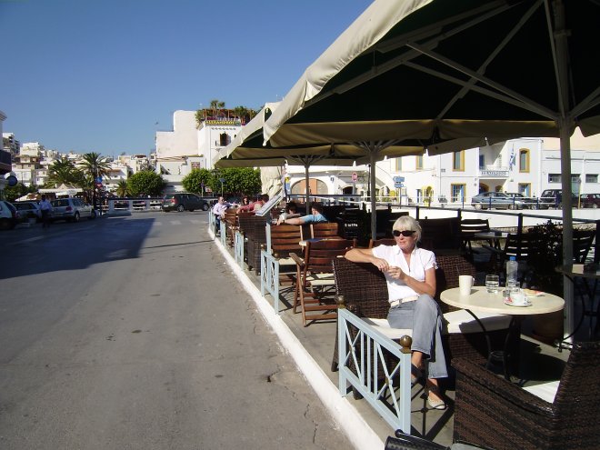 Koffie op het terras van Café Astería aan de haven