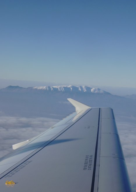 De besneeuwde bergtoppen van Kreta steken boven de wolken uit
