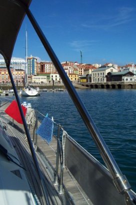 Dulce in Gijón. Rechts op de achtergrond het fraai gerestaureerde havenkantoor