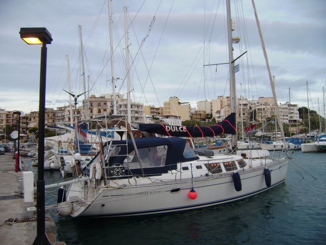 Dulce met kerstverlichting rond de giek en in de kajuit