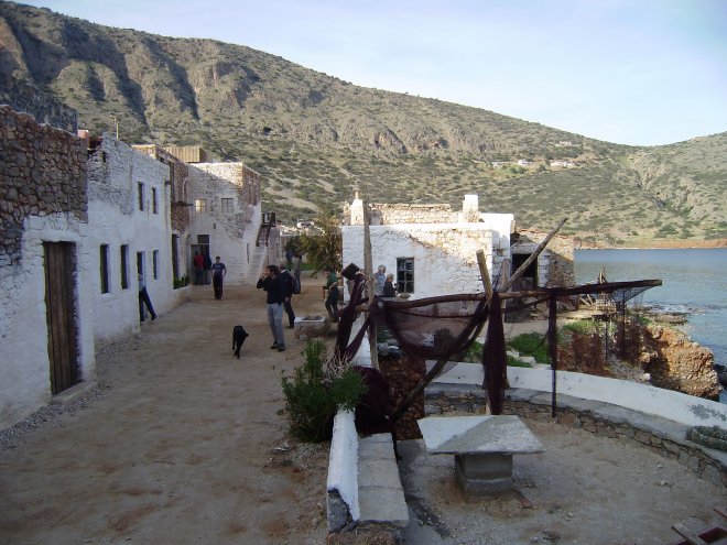 De filmset in het dorp Plaka voor de verfilming van The Island, de roman over Spinalonga van Victoria Hislop