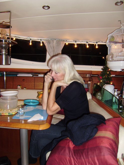 Kerstavond aan boord. Ans belt haar moeder