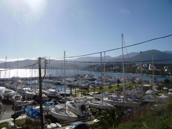 Een zonovergoten oudjaarsdag. Gezicht op het westelijk deel van de marina, vanaf de stad
